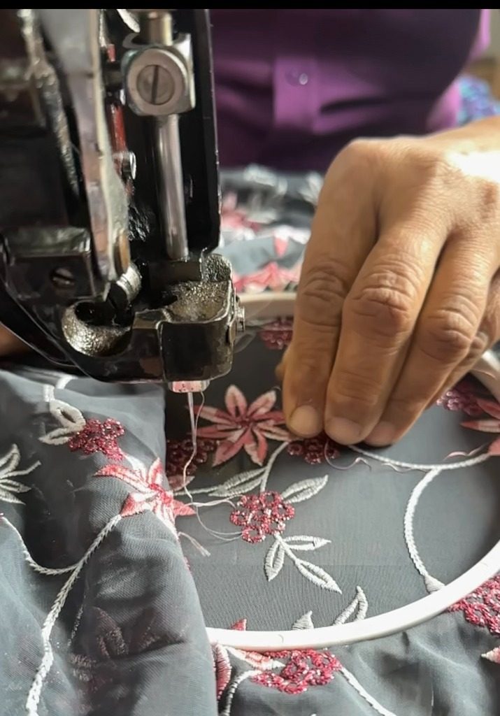 Multihead embroidery machine producing fabric