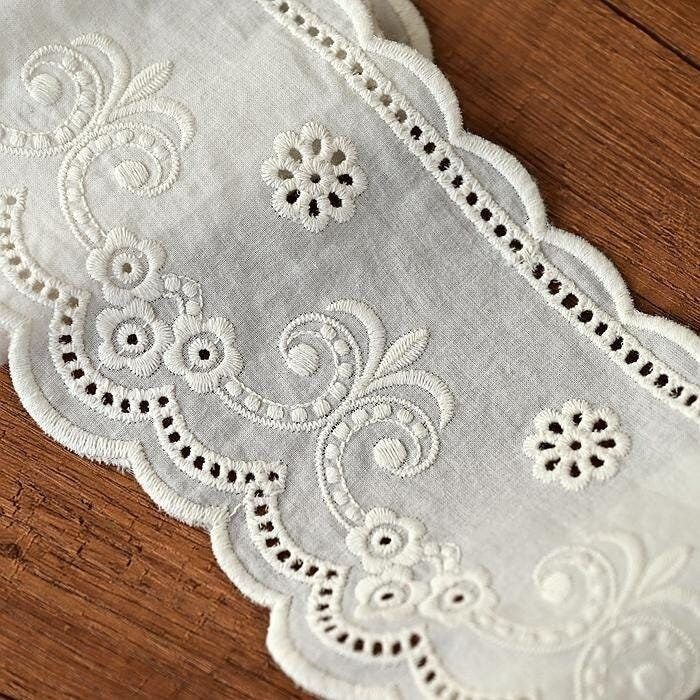 Applique lace trim detail
